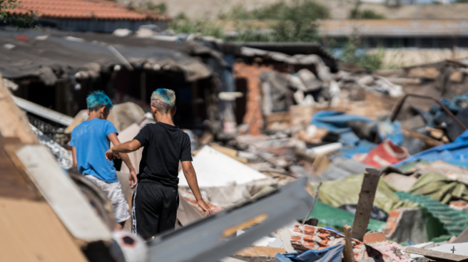 Madrid comprará 18 viviendas por 2,9 millones de euros para realojar a las familias de la Cañada y Las Sabinas Niños residentes en el sector seis de la Cañada Real Galiana caminan por los escombros tras una redada