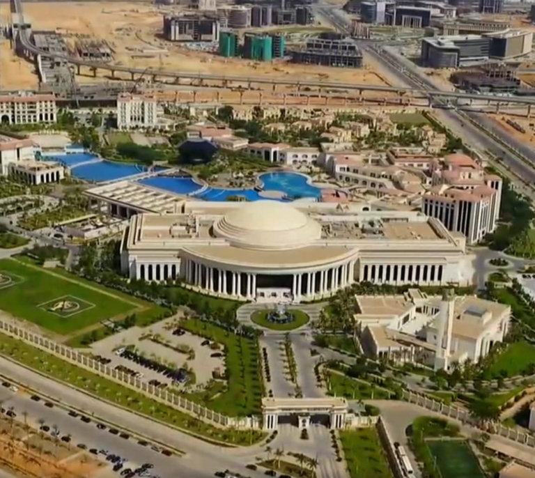Una cumbre a la desesperada en la 'Casa Blanca' de la Nueva Capital de Egipto