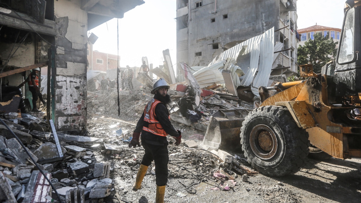 Personal palestino de defensa civil busca víctimas tras un ataque aéreo israelí contra la ciudad de Khan Yunis, en el sur de la Franja de Gaza