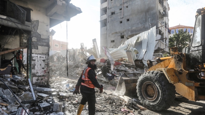 Israel incluye al español Iván Illarramendi entre los cerca de 200 secuestrados por Hamás Personal palestino de defensa civil busca víctimas tras un ataque aéreo israelí contra la ciudad de Khan Yunis, en el sur de la Franja de Gaza