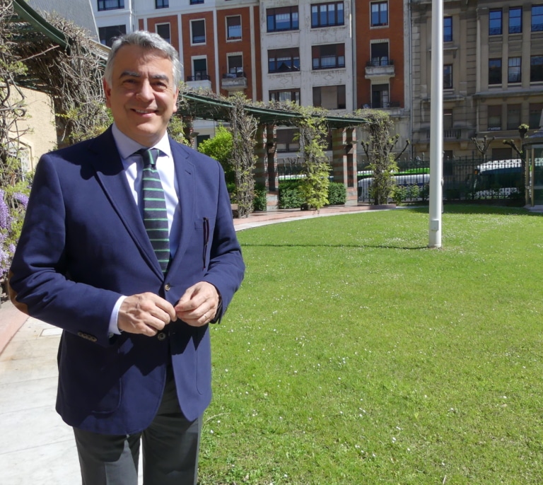 De Andrés, el periodista moderado llamado al liderar el PP vasco y atraer al votante del PNV