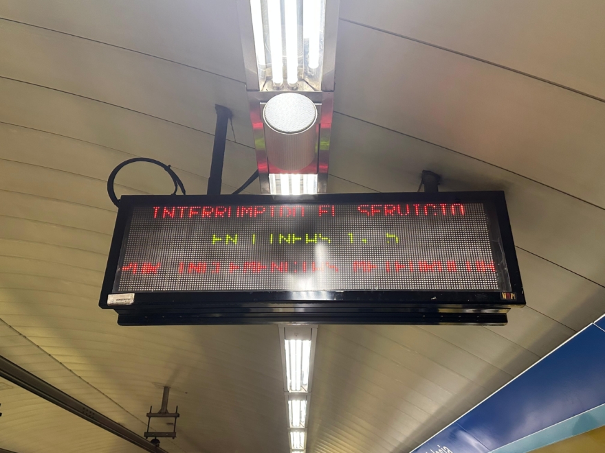 Pantalla de metro con la información de la línea interrumpida