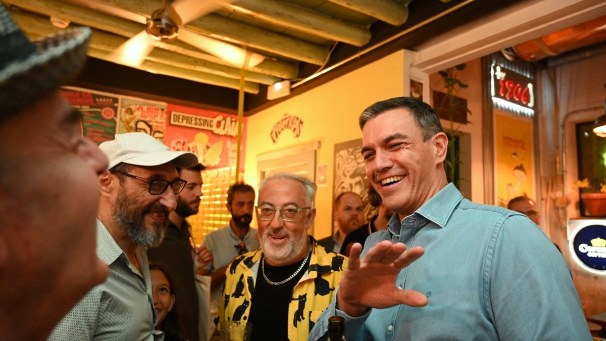 Pedro Sánchez con J (con gorra) y Eric Jiménez, de Los Planetas