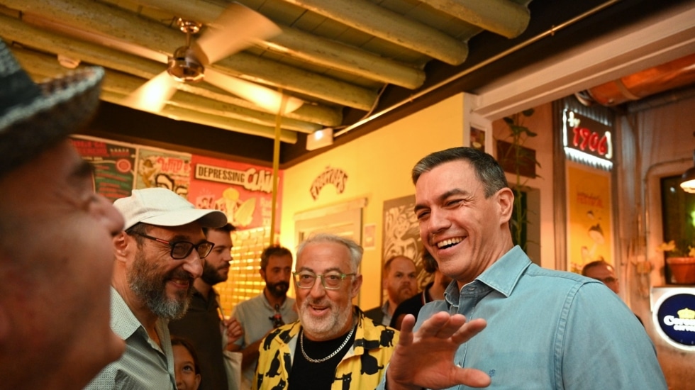 La noche de Pedro Sánchez en el Lemon Rock de Granada con Miguel Ríos y Los planetas Pedro Sánchez con J (con gorra) y Eric Jiménez, de Los Planetas