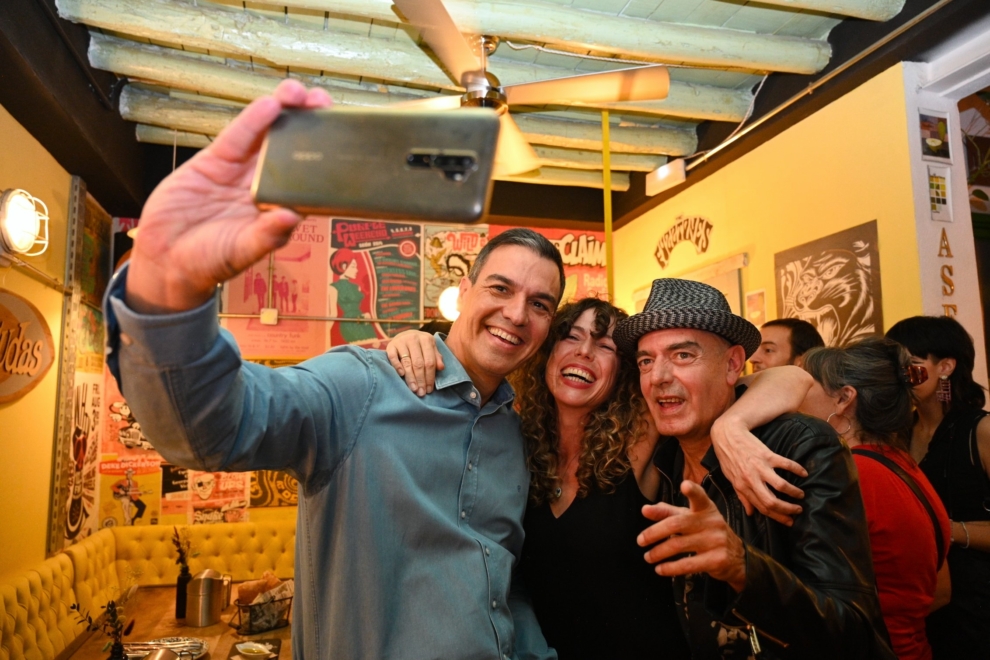 Selfie de Pedro Sánchez con Antonio Arias, de Lagartija Nick, y la pareja de éste