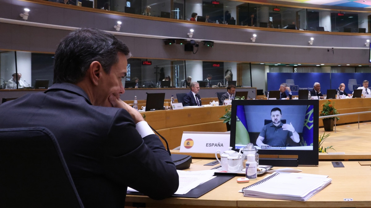 El presidente del gobierno de España en funciones Pedro Sánchez, escucha por videoconferencia al presidente de Ucrania Volodímir Zelenski, durante la Cumbre de jefes de Estado y de Gobierno de la Unión Europea