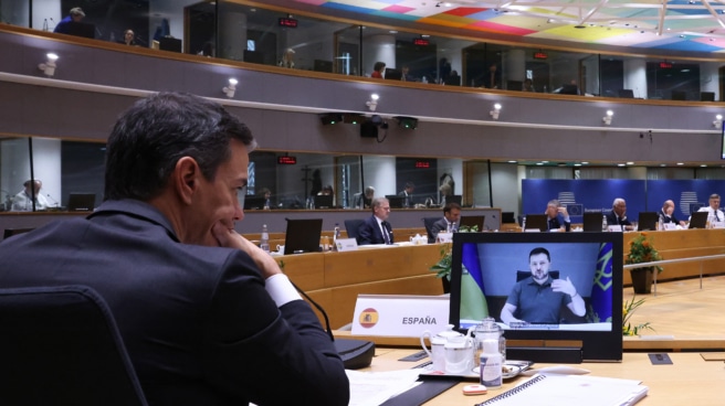 Los líderes europeos acuerdan pedir "pausas y corredores humanitarios" en Gaza y una conferencia de paz "pronto" El presidente del gobierno de España en funciones Pedro Sánchez, escucha por videoconferencia al presidente de Ucrania Volodímir Zelenski, durante la Cumbre de jefes de Estado y de Gobierno de la Unión Europea
