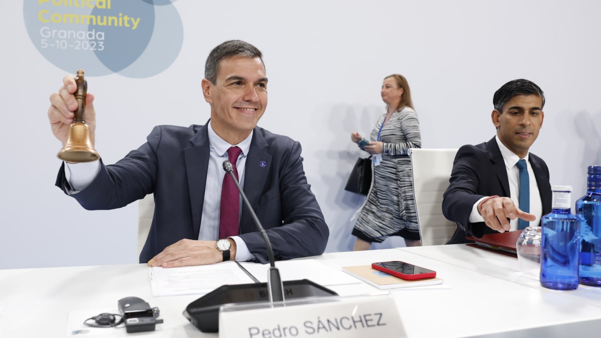 El presidente del Gobierno en funciones, Pedro Sánchez (i), junto al primer ministro del Reino Unido, Rishi Sunak (d), durante la reunión de la comunidad Política Europea que se celebra en Granada en el marco de la Presidencia española del Consejo de la UE, este jueves.