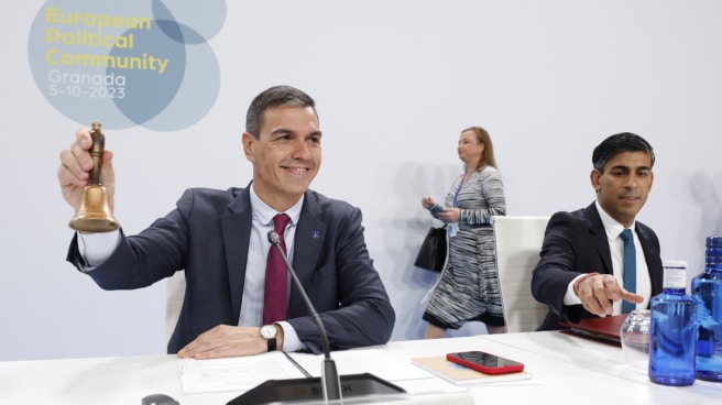 Sánchez, flamenco para guiris en Granada El presidente del Gobierno en funciones, Pedro Sánchez (i), junto al primer ministro del Reino Unido, Rishi Sunak (d), durante la reunión de la comunidad Política Europea que se celebra en Granada en el marco de la Presidencia española del Consejo de la UE, este jueves.