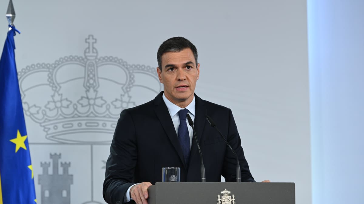 El presidente del Gobierno en funciones, Pedro Sánchez, atiende a la prensa tras participar en la reunión extraordinaria del Consejo Europeo