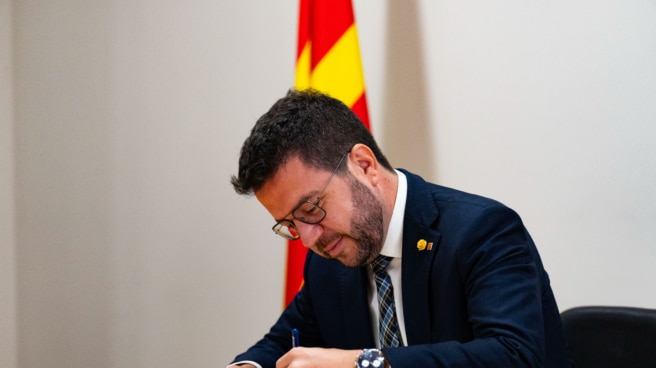 Aragonès responde a Ayuso diciendo que "algunos están obsesionados en perseguir y reprimir a los catalanes" El presidente de la Generalitat, Pere Aragonès, firma en el libro de honor en el Ayuntamiento de la localidad barcelonesa de Fonollosa, este domingo. Aragonès hizo una declaración institucional con motivo del sexto aniversario del 1-O durante su visita a Fonollosa.