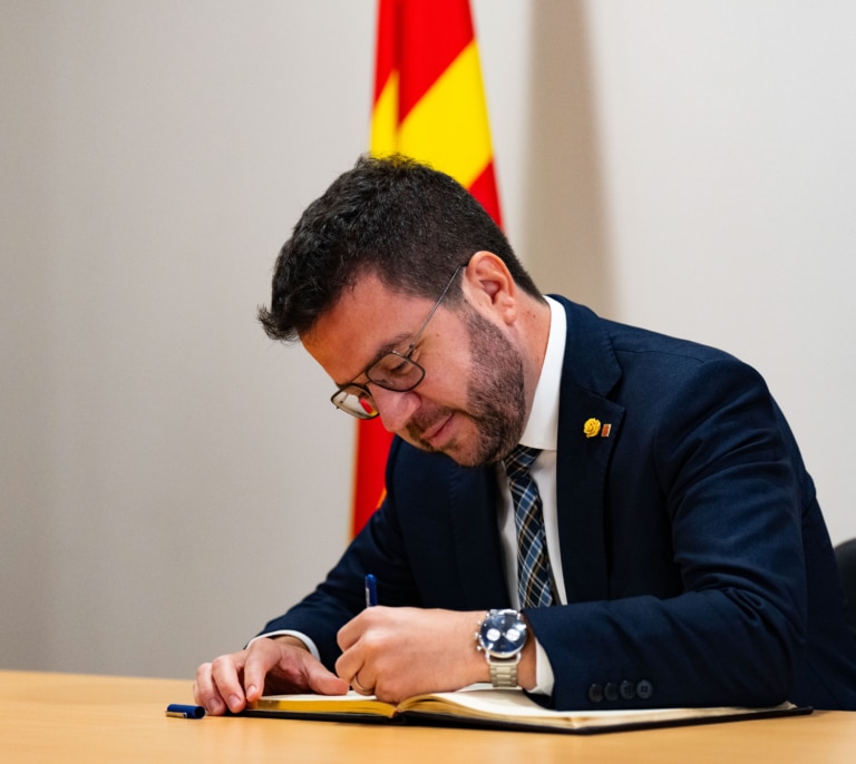 Aragonès responde a Ayuso diciendo que "algunos están obsesionados en perseguir y reprimir a los catalanes"