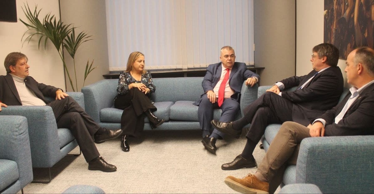 Santos Cerdán (c), secretario de Organización del PSOE, con Carles Puigdemont (2d), Jordi Turull (d), Javier Moreno (i) e Iratxe García (2i), este 30 de octubre en el Parlamento Europeo, en Bruselas.