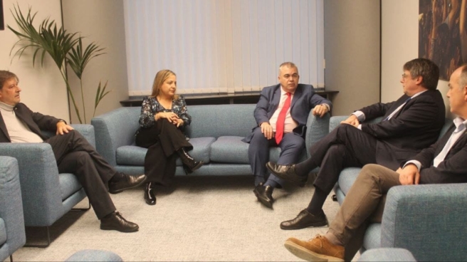 Santos Cerdán (c), secretario de Organización del PSOE, con Carles Puigdemont (2d), Jordi Turull (d), Javier Moreno (i) e Iratxe García (2i), este 30 de octubre en el Parlamento Europeo, en Bruselas. Santos Cerdán (c), secretario de Organización del PSOE, con Carles Puigdemont (2d), Jordi Turull (d), Javier Moreno (i) e Iratxe García (2i), este 30 de octubre en el Parlamento Europeo, en Bruselas.