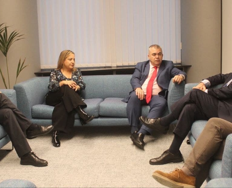 El número tres del PSOE se reúne con Puigdemont en Bruselas para rematar la negociación con Junts
