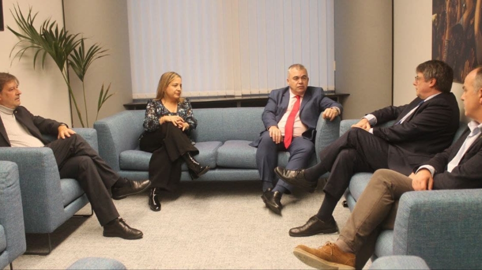 Santos Cerdán (c), secretario de Organización del PSOE, con Carles Puigdemont (2d), Jordi Turull (d), Javier Moreno (i) e Iratxe García (2i), este 30 de octubre en el Parlamento Europeo, en Bruselas.