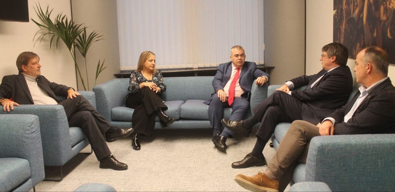 Santos Cerdán (c), secretario de Organización del PSOE, con Carles Puigdemont (2d), Jordi Turull (d), Javier Moreno (i) e Iratxe García (2i), este 30 de octubre en el Parlamento Europeo, en Bruselas.