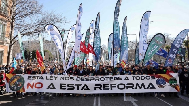 Los policías contra la derogación de la 'ley mordaza': "Solo beneficia a los manifestantes violentos y a los delincuentes" Policías y guardias civiles de Jusapol marchan hacia el Congreso en una manifestación contra la reforma de la 'ley mordaza'