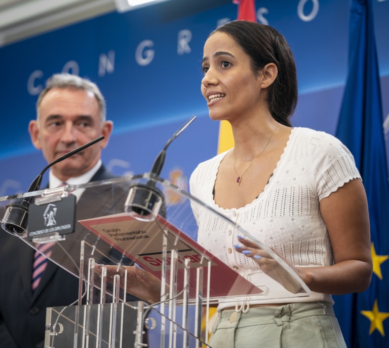 La diputada saharaui de Sumar carga contra Albares por autorizar el envío de armas a Israel: "No dijo toda la verdad"