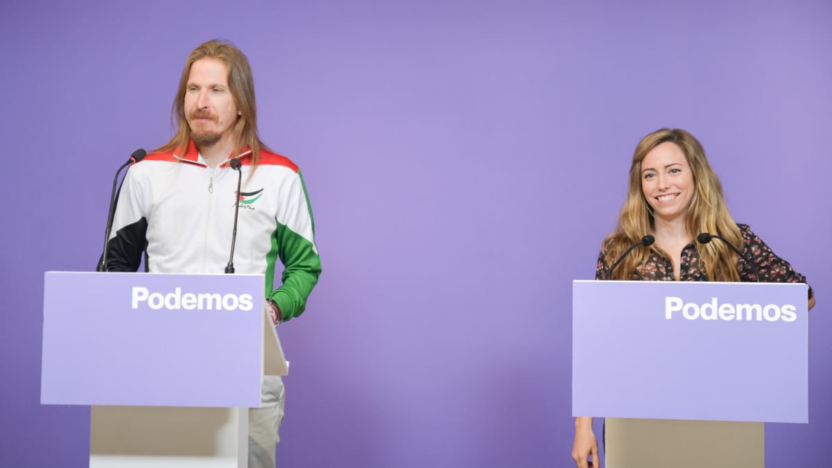 El portavoz de Podemos, Pablo Fernández, y la secretaria de Acción Institucional de Podemos, María Teresa Pérez