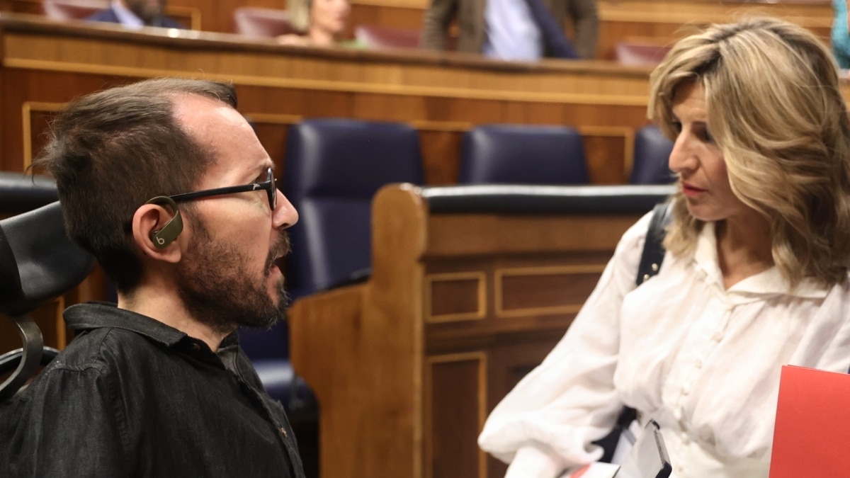 (I-D) El portavoz de Unidas Podemos en el Congreso, Pablo Echenique, conversa con la vicepresidenta segunda y ministra de Trabajo y Economía Social, Yolanda Díaz