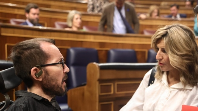 (I-D) El portavoz de Unidas Podemos en el Congreso, Pablo Echenique, conversa con la vicepresidenta segunda y ministra de Trabajo y Economía Social, Yolanda Díaz