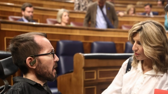 Echenique, contra Yolanda Díaz, por asegurar que Podemos conocía su acuerdo con Sánchez: "Vuelve la vieja política, vuelve la mentira" (I-D) El portavoz de Unidas Podemos en el Congreso, Pablo Echenique, conversa con la vicepresidenta segunda y ministra de Trabajo y Economía Social, Yolanda Díaz