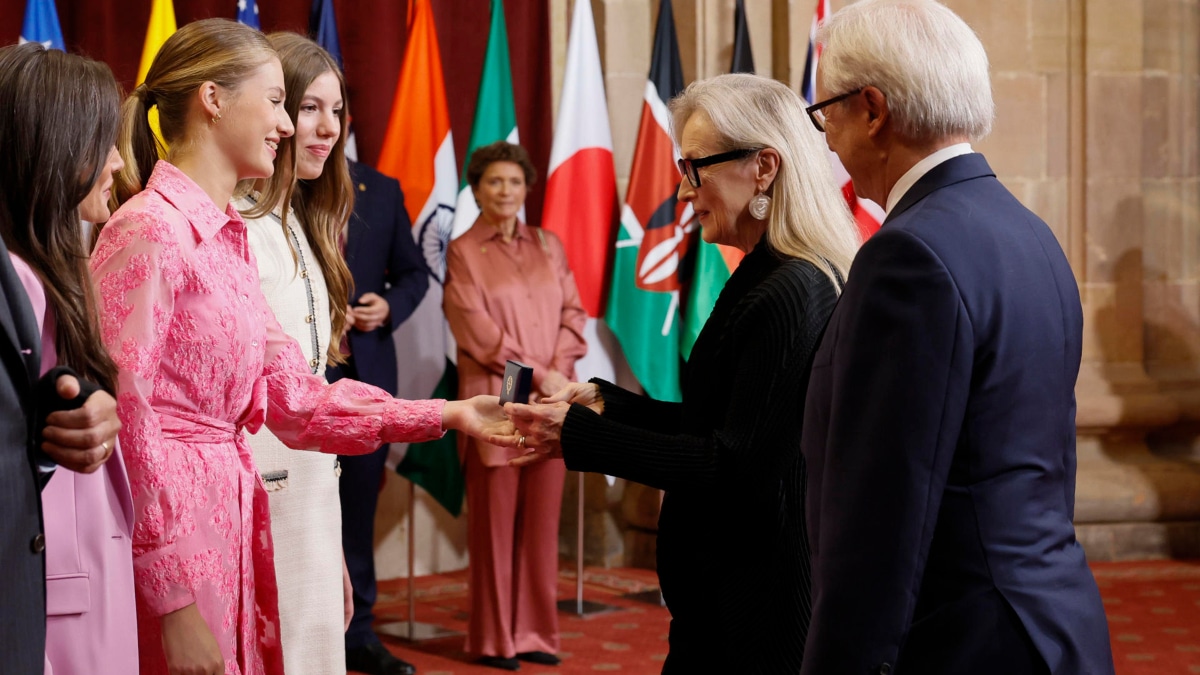Los Reyes, Felipe y Letizia, la princesa de Asturias, Leonor, y la infanta Sofía reciben en audiencia a la galardonada con el premio Príncesa de Asturias de las Artes, la actriz estadounidense Meryl Streep