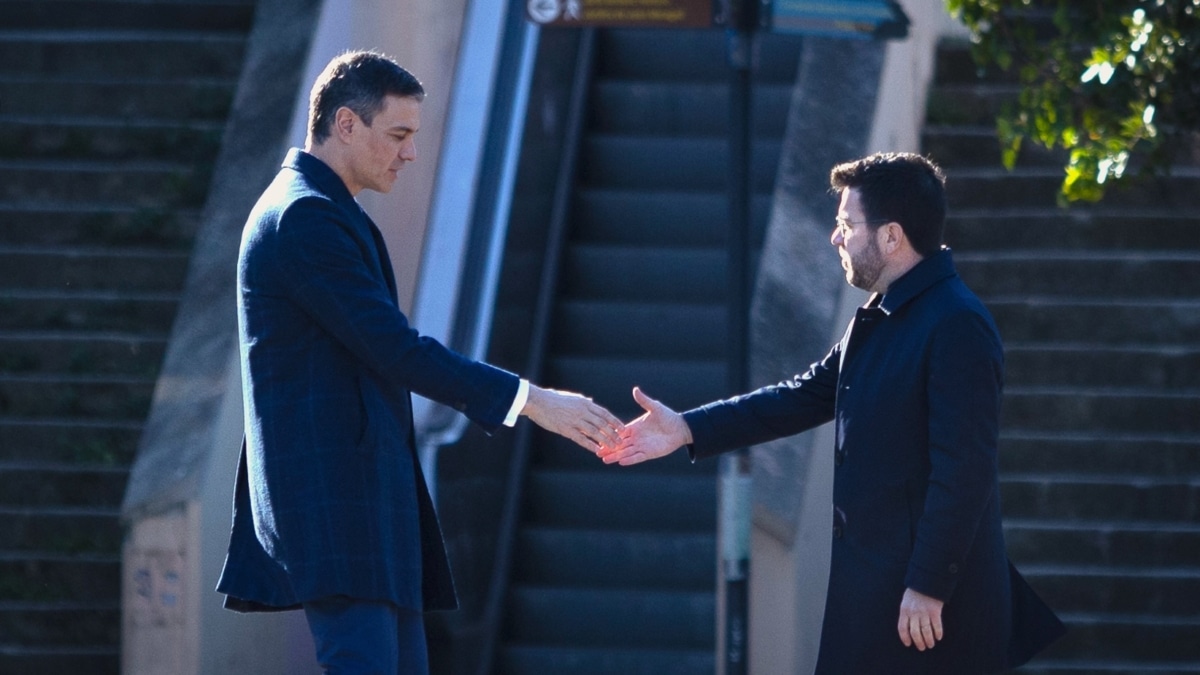 El presidente del Gobierno, Pedro Sánchez (i) y el presidente de la Generalitat, Pere Aragonès (d)