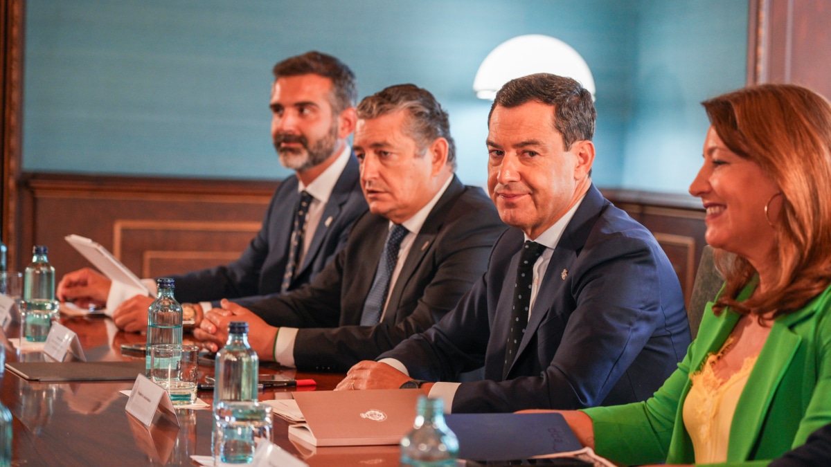 El presidente de la Junta de Andalucía, Juanma Moreno, (2d) junto a la consejera de Agricultura, Agua y Desarrollo Rural de la Junta de Andalucía, Carmen Crespo