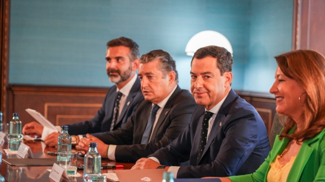 La Junta de Andalucía anuncia que retira la proposición de ley para ampliar los regadíos de Doñana El presidente de la Junta de Andalucía, Juanma Moreno, (2d) junto a la consejera de Agricultura, Agua y Desarrollo Rural de la Junta de Andalucía, Carmen Crespo