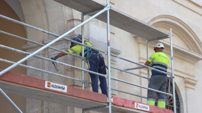 Previsiones FMI Operarios trabajando en el montaje de los andamios para la restauración de la fachada central del Ayuntamiento de Sevilla.