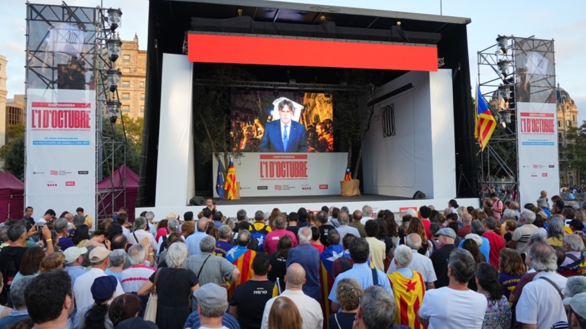Puigdemont promete seguir reivindicando el 1-O y advierte contra las "salidas personales"