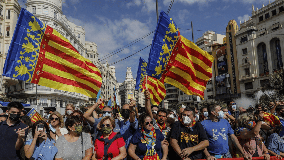 Varios visitantes acuden a ver la Procesión Cívica con motivo del Día de la Comunidad Valenciana, que se celebra el 9 de octubre