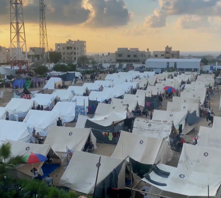 Se retrasa la ayuda humanitaria mientras miles de desplazados se acumulan en el sur de Gaza