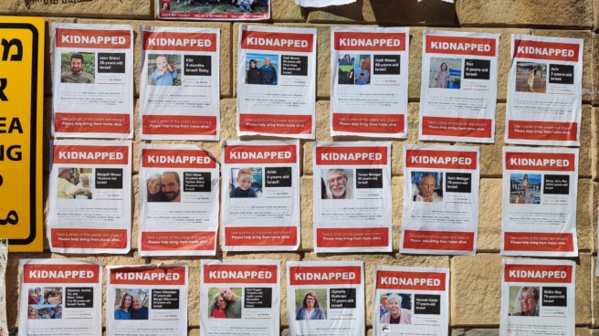 Israel eleva a 203 las personas secuestradas por Hamás en Gaza Vista de varios carteles de personas secuestradas por Hamás, este martes en Tel Aviv (Israel). Sólo quiero a mis nietos de vuelta en casa. Sacarlos a pasear como solía hacer", confiesa entre la rabia y la desazón Shmuel, abuelo de tres niños secuestrados en Gaza por el grupo islamista Hamás el fatídico sábado del 7 de octubre, cuando su brazo armado acometió la mayor masacre de civiles de la historia de Israel.