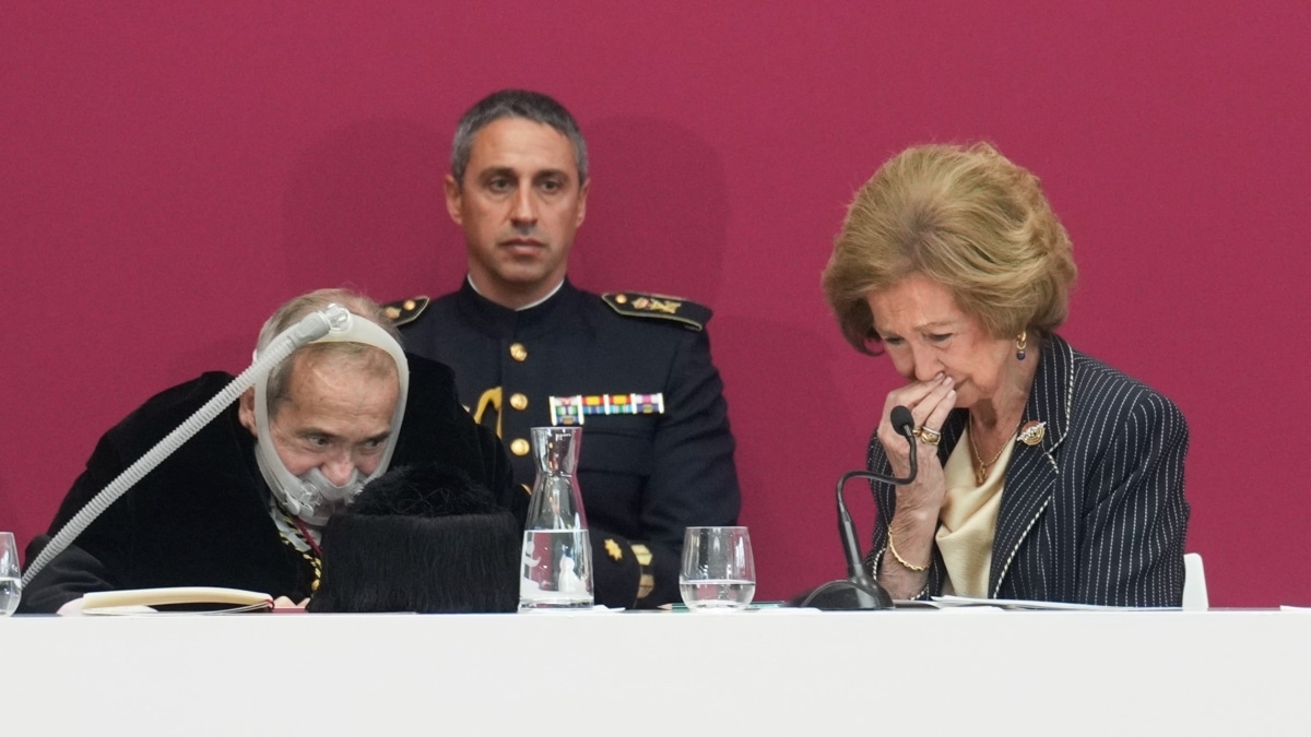 La reina Sofía, durante el acto de nombramiento de D. Emillio Lora-Tamayo (2i) como rector honorario de la Universidad Camilo José Cela, este viernes en Madrid.