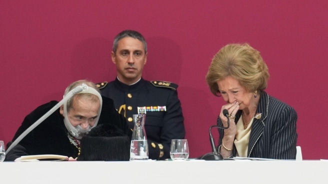 La Reina Sofía se emociona y es incapaz de contener las lágrimas en su última aparición La reina Sofía, durante el acto de nombramiento de D. Emillio Lora-Tamayo (2i) como rector honorario de la Universidad Camilo José Cela, este viernes en Madrid.