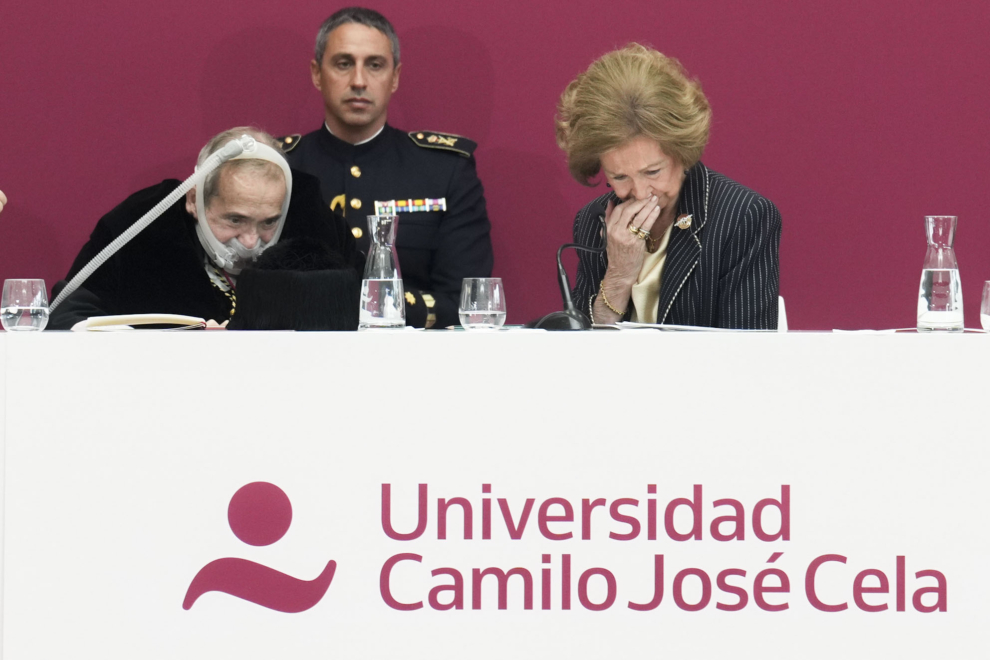 La reina Sofía, durante el acto de nombramiento de D. Emillio Lora-Tamayo (i) como rector honorario de la Universidad Camilo José Cela, este viernes en Madrid. 