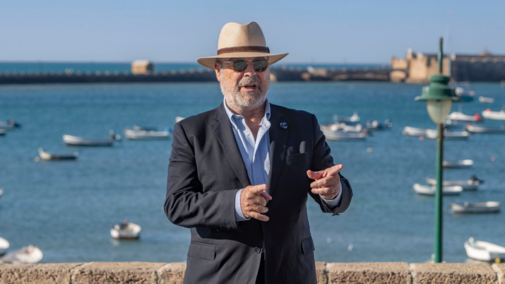 Antonio Resines posa para los medios este lunes en la playa de la Caleta de Cádiz, durante el South International Series Festival.