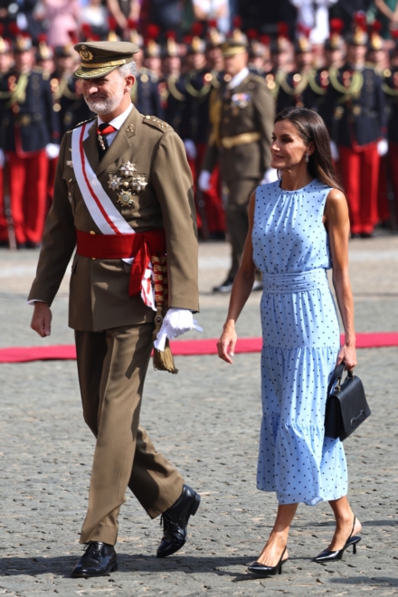 El Rey Felipe VI y la Reina Letizia en la jura de bandera en el Patio de Armas de la Academia General Militar de Zaragoza 