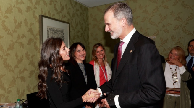 Los reyes Felipe y Letizia recrean su saludo en los Premios Princesa de Asturias de hace 20 años, cuando su noviazgo todavía no era público. Los reyes Felipe y Letizia recrean su saludo en los Premios Princesa de Asturias de hace 20 años, cuando su noviazgo todavía no era público.