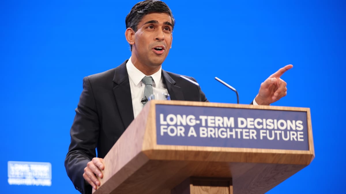 - El Primer Ministro británico Rishi Sunak habla en la Conferencia del Partido Conservador en Manchester, Gran Bretaña, el 04 de octubre de 2023