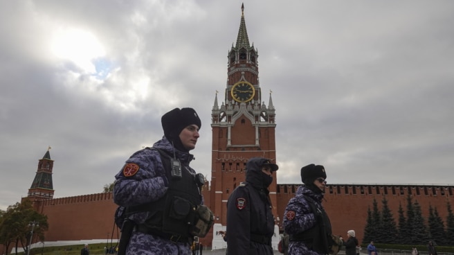 Meten en la cárcel al físico ruso Anatoli Gubánov, experto en armamento hipersónico Los policías rusos están cubiertos con ropa abrigada por el viento frío y la baja temperatura mientras caminan frente a la Torre Spaskaya en la Plaza Roja de Moscú