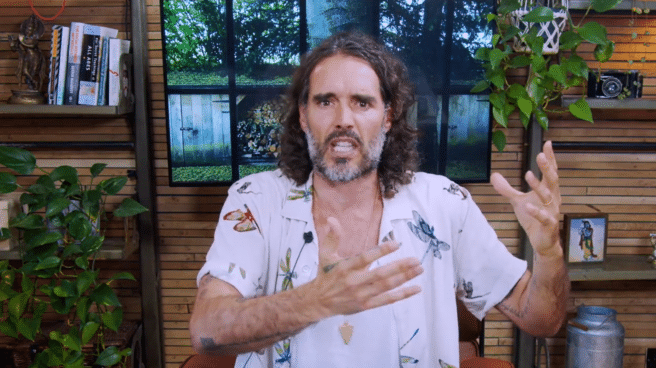 Russell Brand hizo un llamamiento a sus fans para que desconfiaran de las noticias que se publicaran sobre él, consciente de que iban a salir acusaciones en su contra Russell Brand hizo un llamamiento a sus fans para que desconfiaran de las noticias que se publicaran sobre él, consciente de que iban a salir acusaciones en su contra