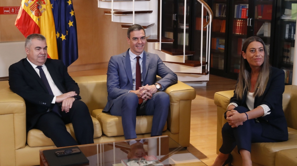 El presidente del Gobierno en funciones, Pedro Sánchez, y su secretario de Organización, Santos Cerdán, cierran la ronda de consultas para la investidura con Junts y su portavoz Míriam Nogueras, este 13 de octubre de 2023 en el Congreso.