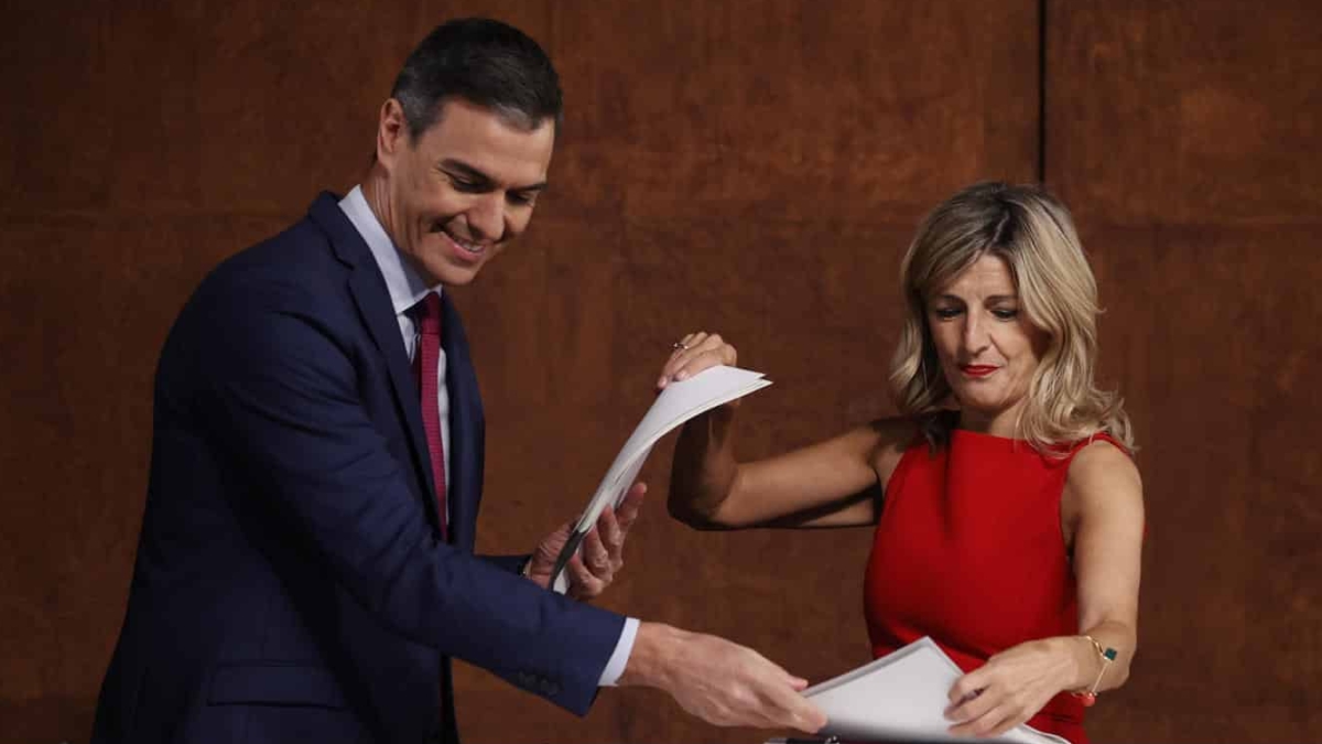 La líder de Sumar y ministra de Trabajo en funciones, Yolanda Díaz y el presidente del Gobierno en funciones y líder del PSOE, Pedro Sánchez, durante la firma del acuerdo para formar Gobierno en Madrid.