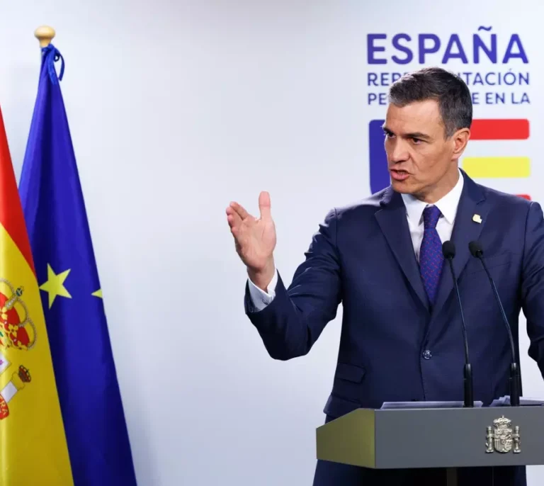 Pedro Sánchez, multado con 2.200 euros por electoralismo en una rueda de prensa tras el Consejo Europeo