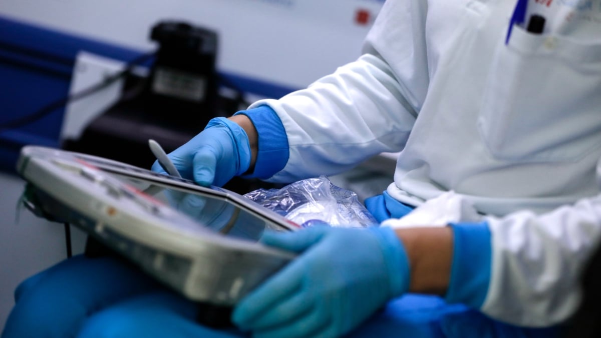 Una sanitaria consulta una tablet durante el cambio de guardia de la unidad móvil durante un día de trabajo del Servicio de Urgencia Médica (SUMMA 112) en el estado de alarma decretado por el Gobierno por la pandemia del coronavirus