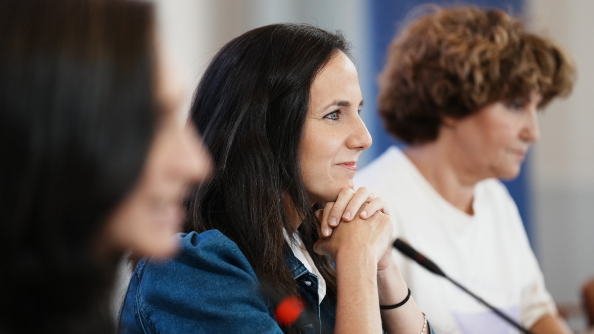 La secretaria general de Podemos y ministra de Derechos Sociales y Agenda 2030, Ione Belarra (c), durante un encuentro con la militancia vasca